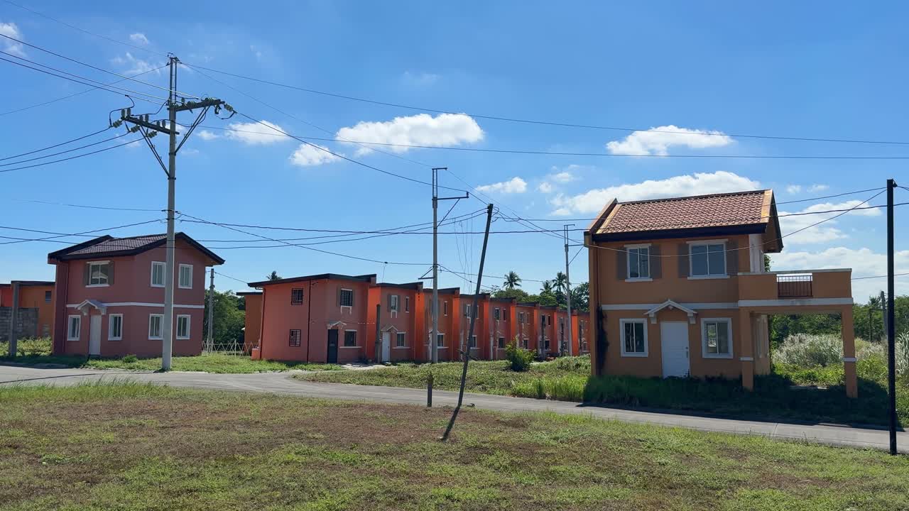 地上からの視点で捉えられた、静かで整然とした完成住宅の並びが、清潔感のある計画的な住宅街を形成している。