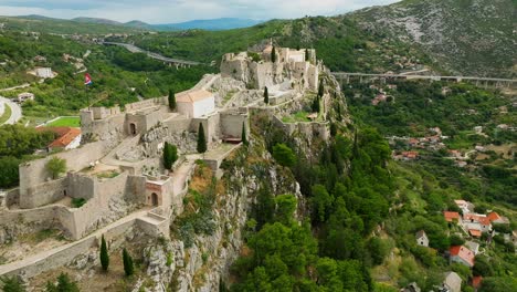 Luftanflug-Der-Festung-Klis-In-Split,-Kroatien