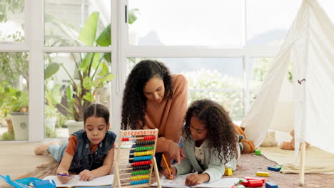 Madre,-Niños-Y-Aprendiendo-Matemáticas-En-El-Suelo