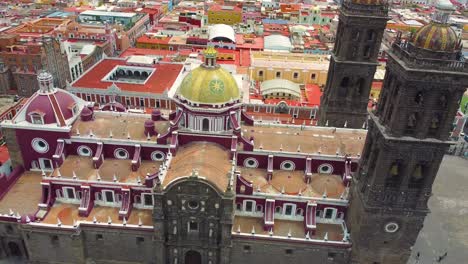 Atemberaubende-Luftaufnahmen-Von-Cholula,-Puebla,-Aufgenommen-Mit-Einer-Drohne