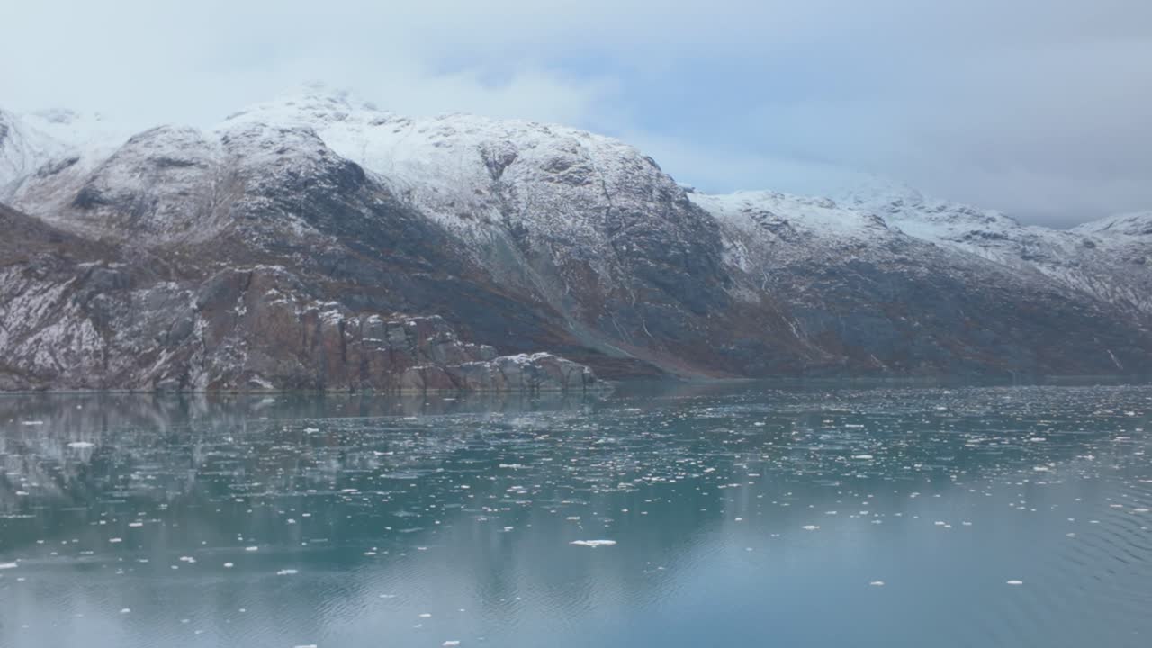 Panoramica su gimbal che attraversa un campo di ghiaccio vicino al ghiacciaio Topeka durante l'inverno a Glacier Bay, Alaska. Video 4K