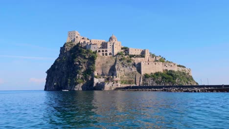 Imágenes-De-Drones-Del-Castillo-Aragonés-En-Ischia,-Italia