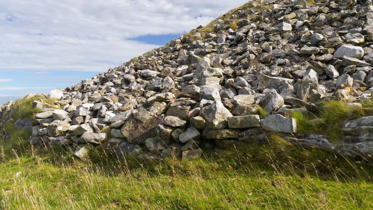 Loughcrew eller Lough Crew nær Oldcastle, County Meath, Irland – droneoptagelse