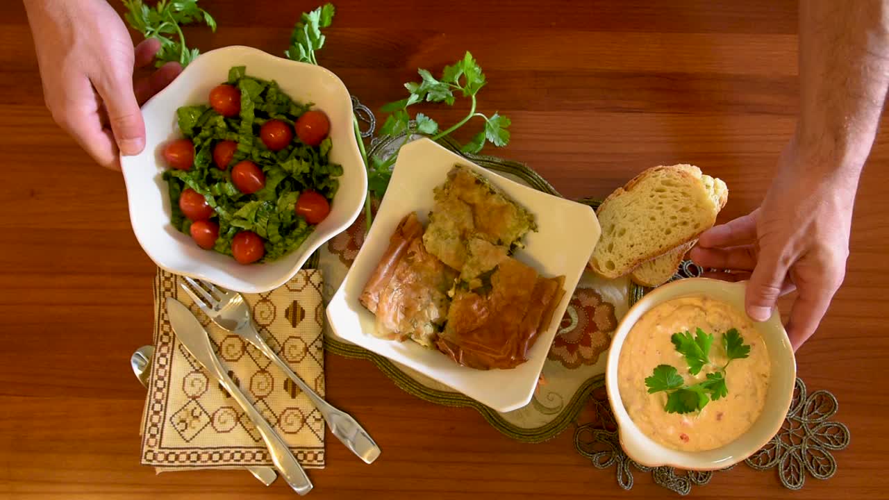 cocina mediterránea saludable, concepto de tres platos para el almuerzo o la cena