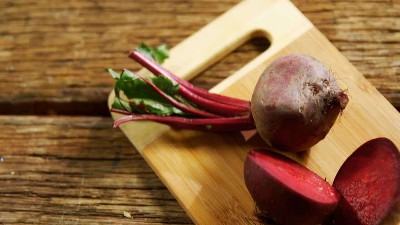 remolacha cruda en la tabla de cortar 4k