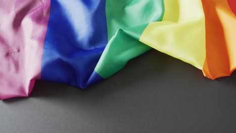 video de tela arrugada del arco iris sobre un fondo gris con espacio de copia
