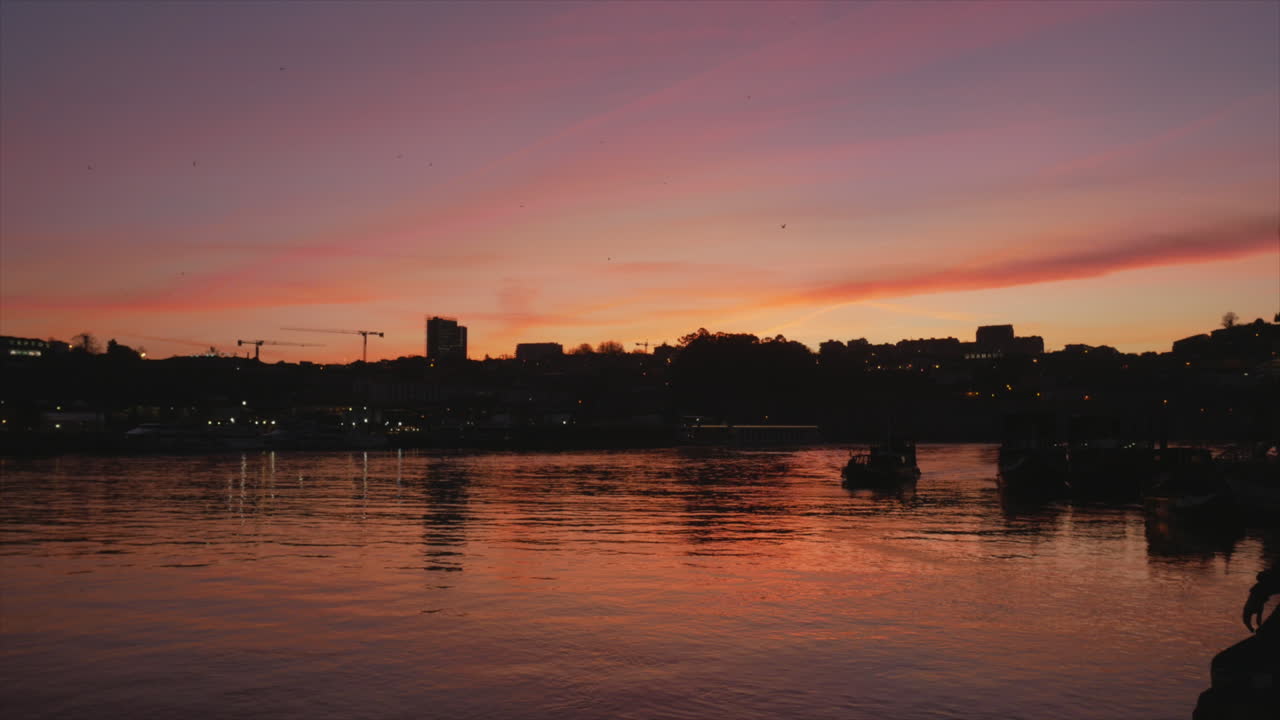 Plan large d'une vue spectaculaire du coucher de soleil sur les rives de Porto, Portugal