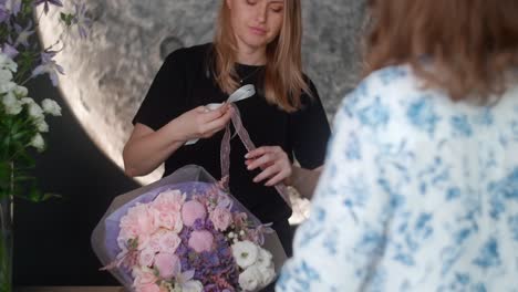florist shop: bouquet wrapping