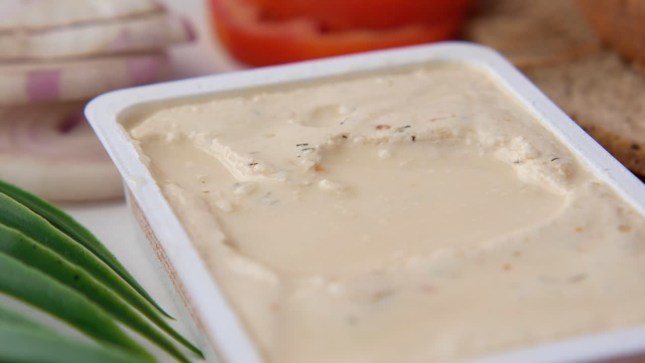 과 채소와 함께 컨테이너에 있는 크림 치즈