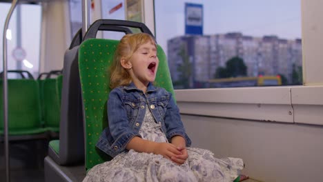 Niña-Cansada-Y-Aburrida-Sentada-Sola-En-El-Transporte-De-Autobús-Después-De-Un-Duro-Día-De-Estudio-Y-Se-Queda-Dormida