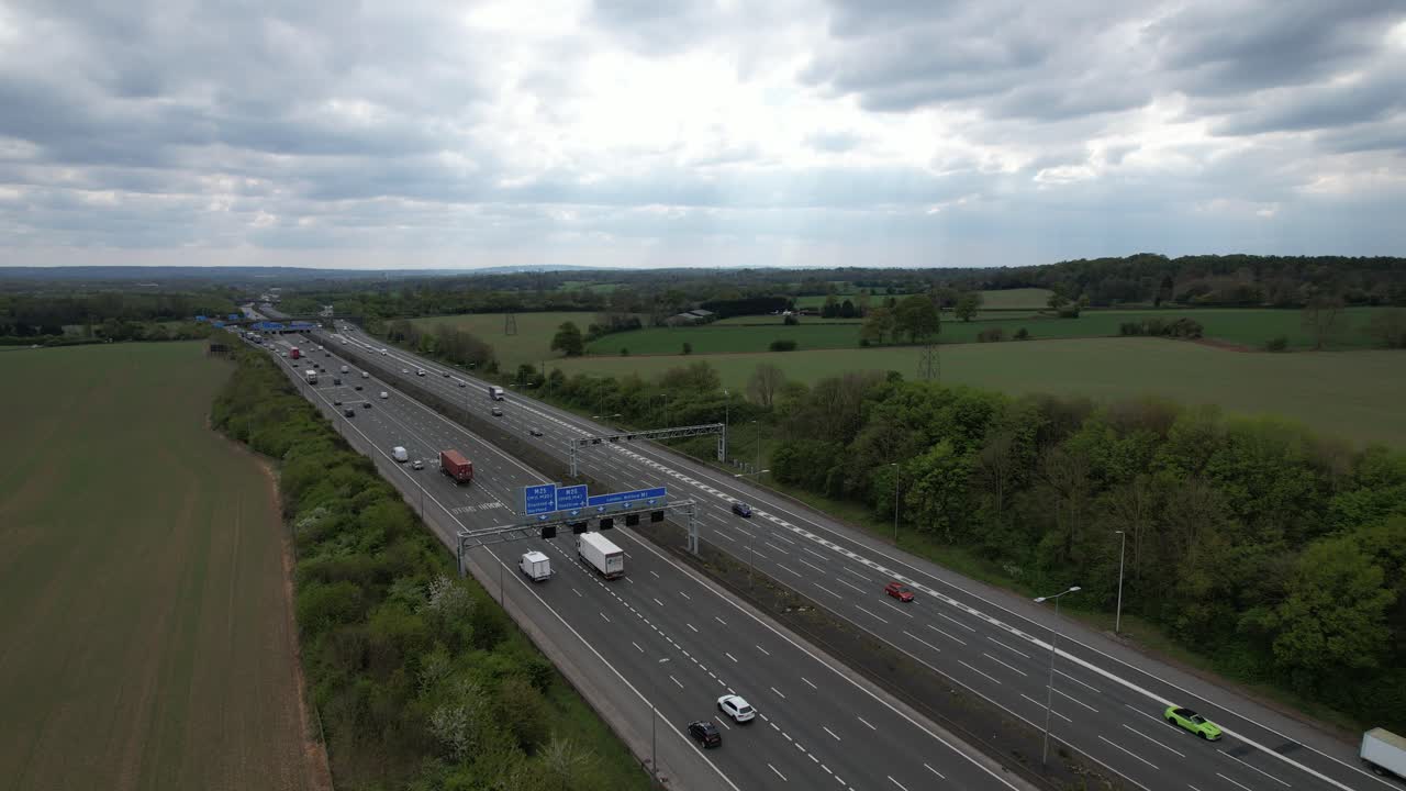 m25 드론 조감도가 있는 m1 고속도로 교차로 남쪽 방향