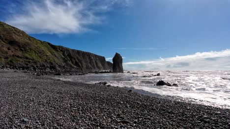 Seestücke,-Kiesstrand,-Meeresklippen,-Blauer-Himmel-Am-Strand-Von-Ballydwane-In-Waterford,-Irland