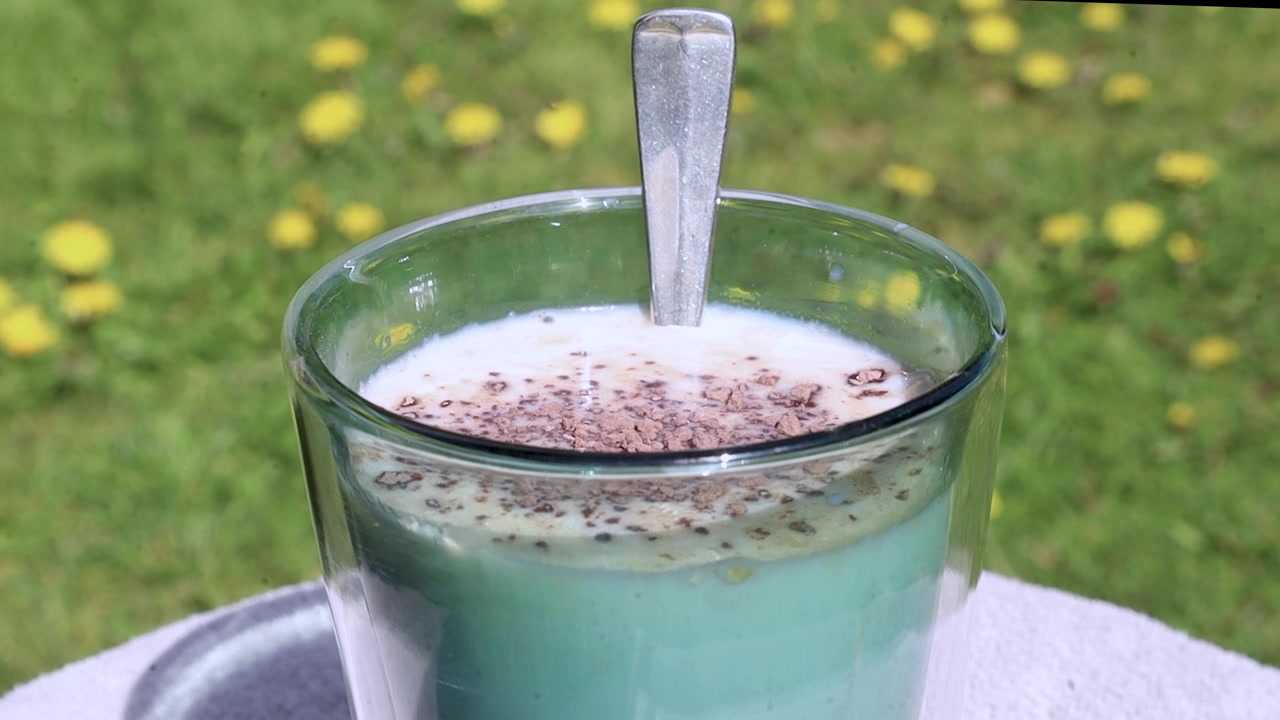 Video che mostra il versamento di cacao in polvere in un bicchiere di latte
