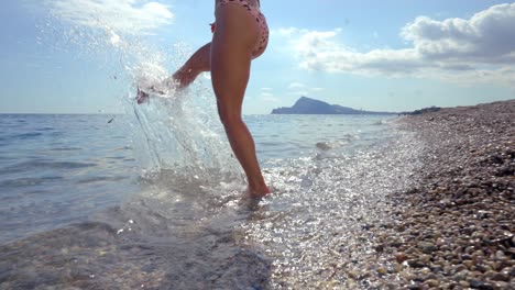 Eine-Frau-Im-Bikini-Betritt-Das-Wasser-Des-Mittelmeers-Und-Tritt-Mit-Ihnen-Ins-Wasser