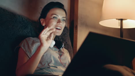 Chica-Diciendo-Adiós-A-La-Cámara-Web.-Mujer-Alegre-Enviando-Besos-A-La-Webcam.