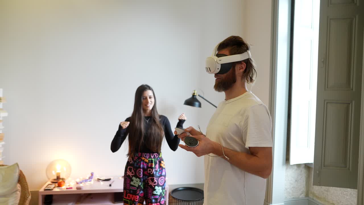 부부가 집에서 가상 현실 게임을 하고 있습니다.