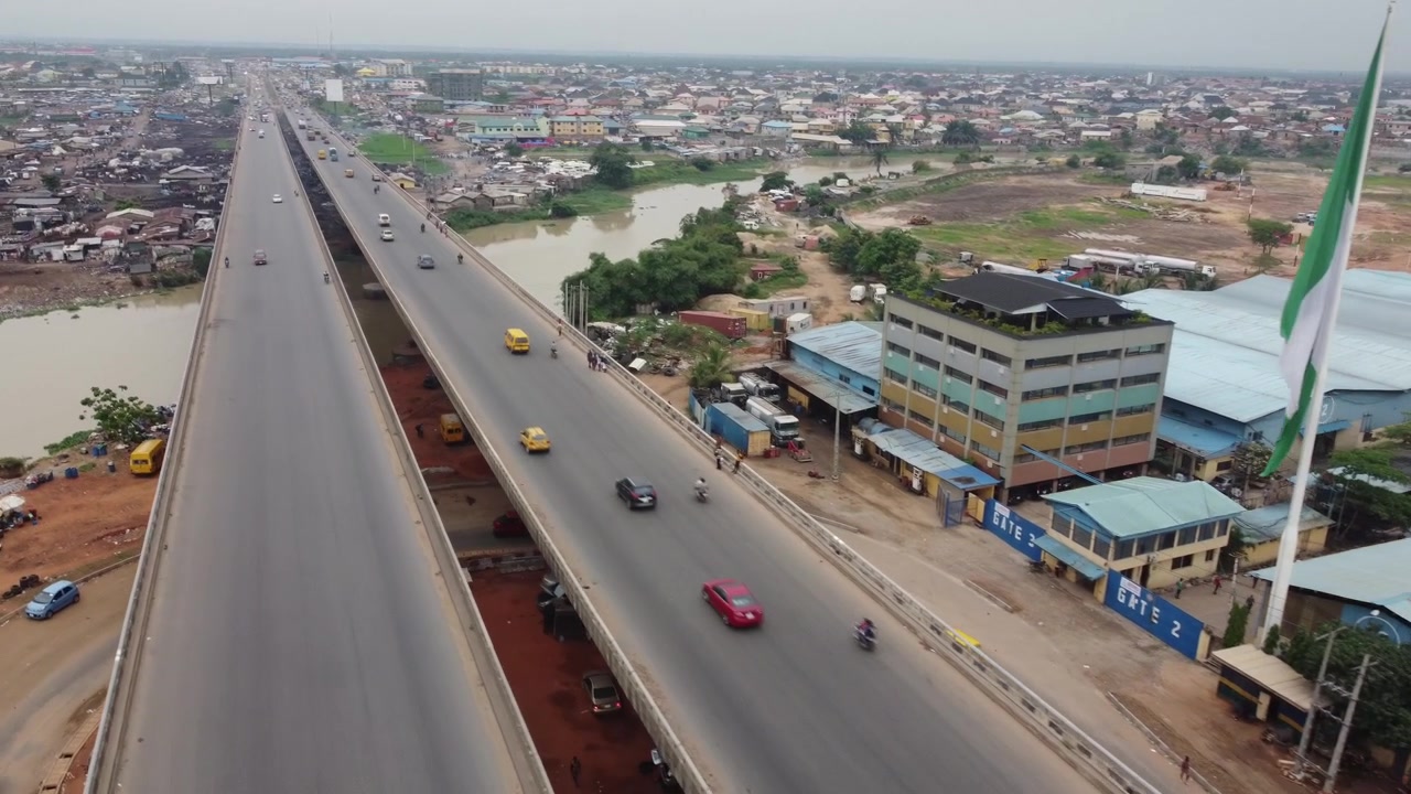 Lagos-Ibadan-moottoritie yhdistää Ogunin osavaltion Lagosin osavaltioon. Tämä on Kara-silta Ojodu Bergerin kohdalla ja kuuluisa suuri Nigerian lipun alla toimiva kiinalainen teollisuuslaitos.