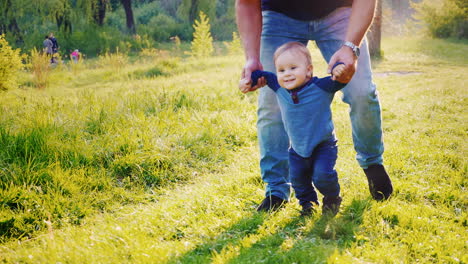 Papá-Le-Enseña-A-Su-Hijo-A-Caminar