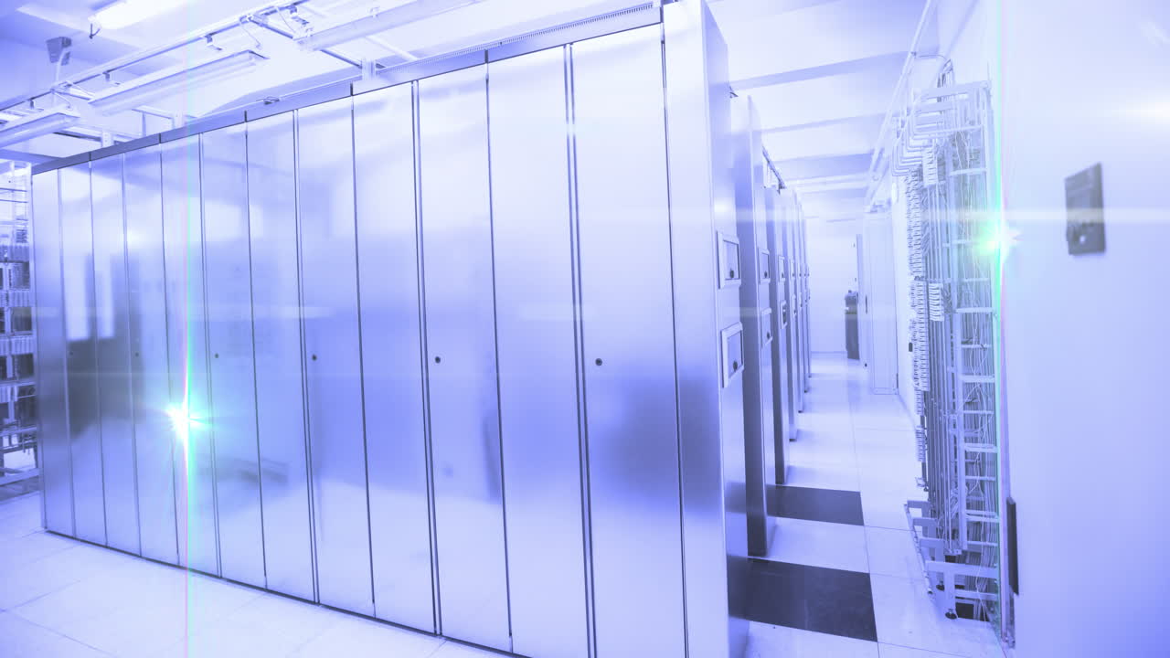 빛나는 불빛으로 서버 방에 있는 컴퓨터 서버