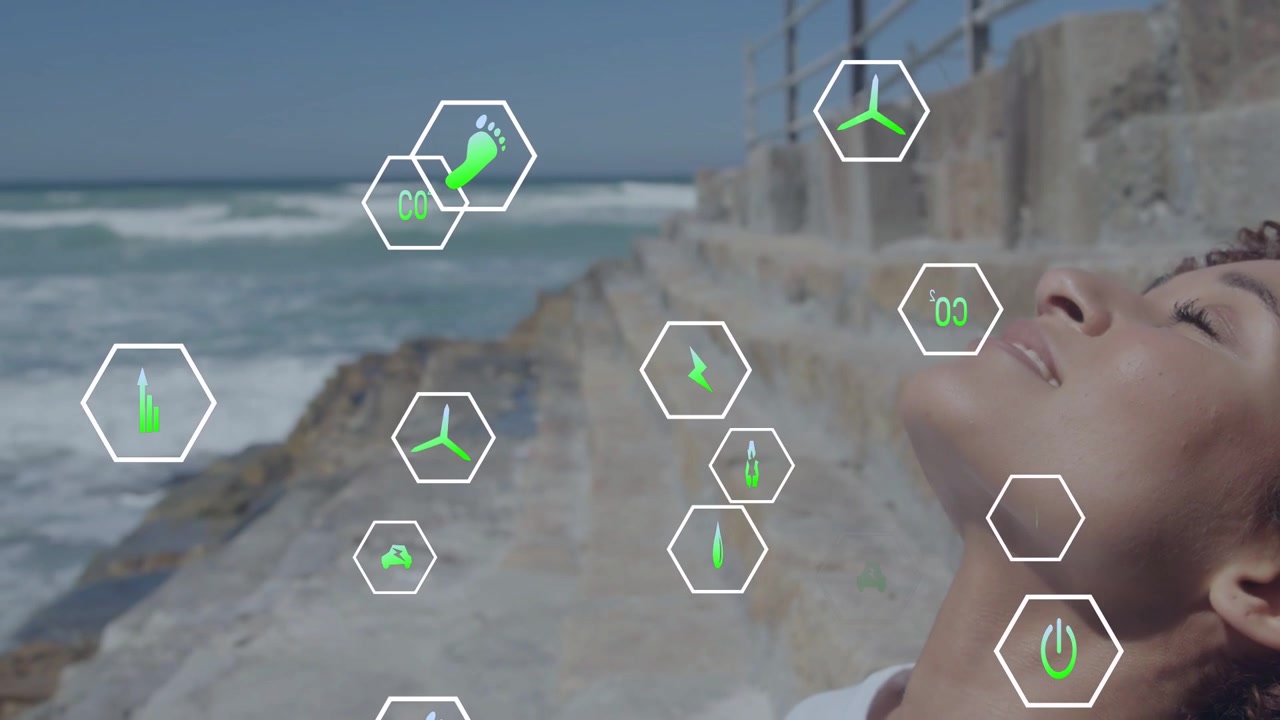 Donna in posa vicino al mare, con una sequenza che mostra icone esagonali che emergono e si raggruppano vicino al mento, visualizzando dati ecologici.
