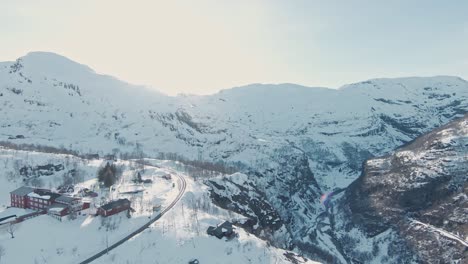 Kurvige-Eisenbahn-Und-Kleine-Stadt,-Umgeben-Von-Majestätischem-Winter-In-Norwegen,-Vatnahalsen