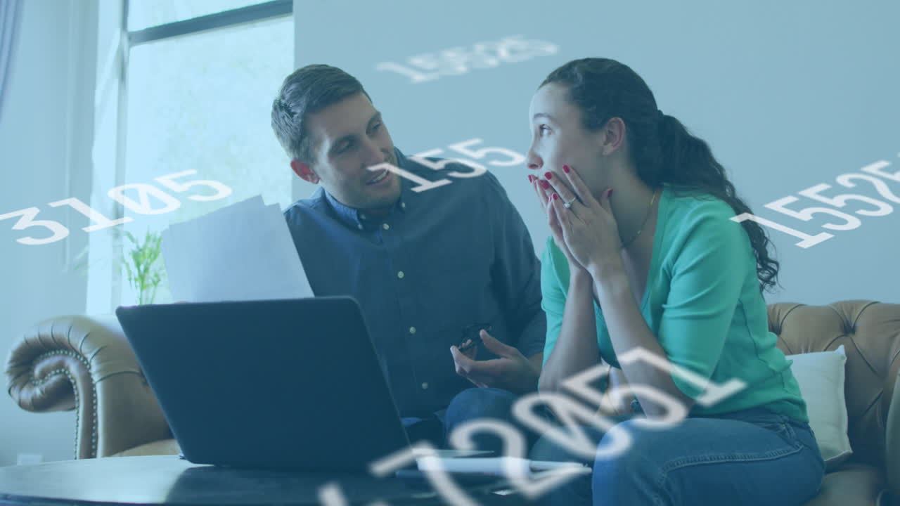 animación de números cambiando sobre mujer caucásica preocupada con asesor financiero masculino biracial