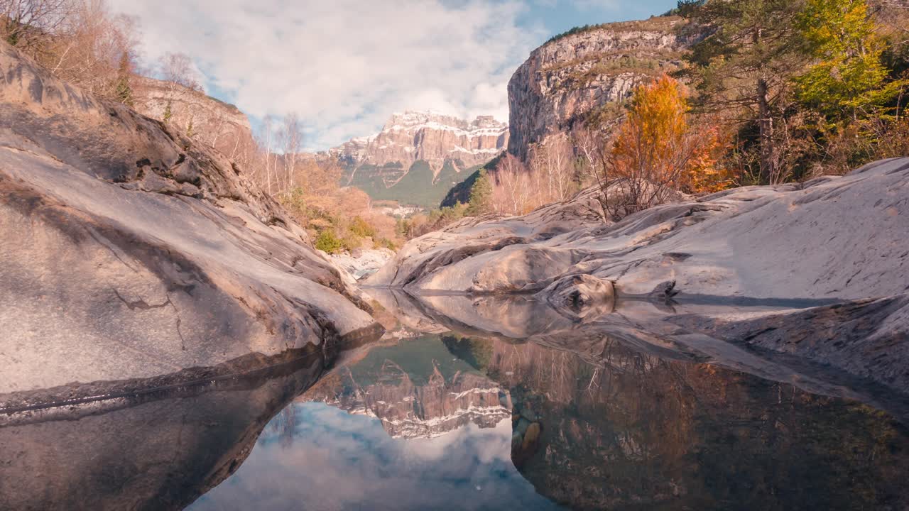 lago de reflejo perfecto en el parque nacional de ordesa montaña mondarruego lapso de tiempo en la temporada de otoño en una hermosa mañana nublada de otoño