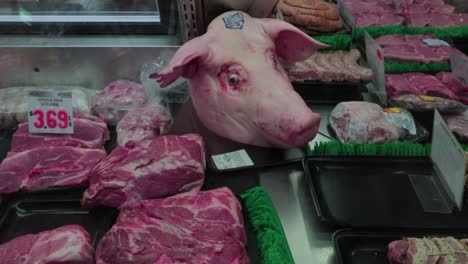 una cabeza de cerdo en cámara lenta en el mercado del lado oeste de cleveland