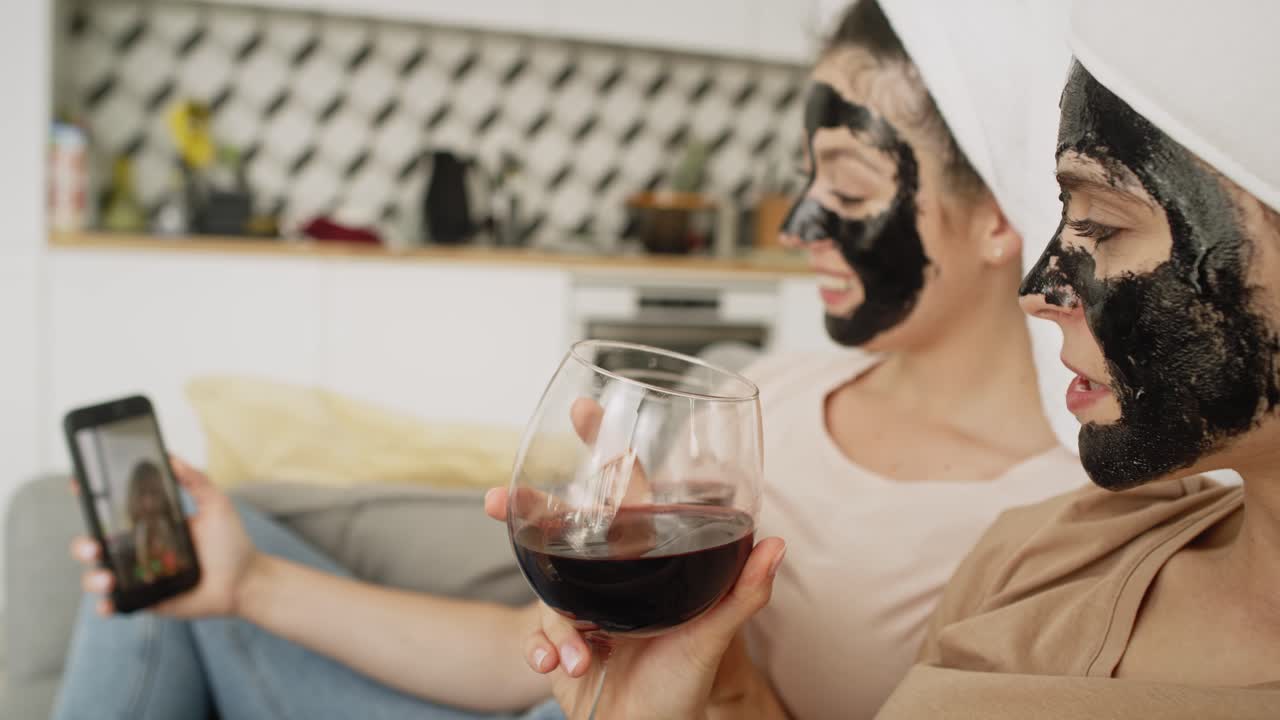video de mujeres celebrando durante una videollamada en casa