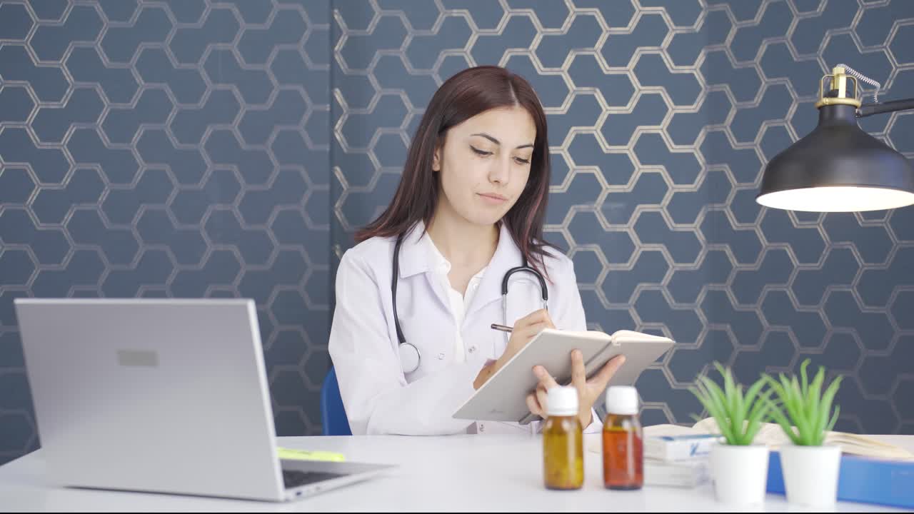 una psiquiatra y una doctora tomando notas.