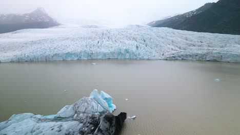 El-Retroceso-Aéreo-Revela-Pequeños-Icebergs-En-Un-Lago-Glacial-Formado-Por-El-Derretimiento-De-Un-Glaciar-En-Islandia