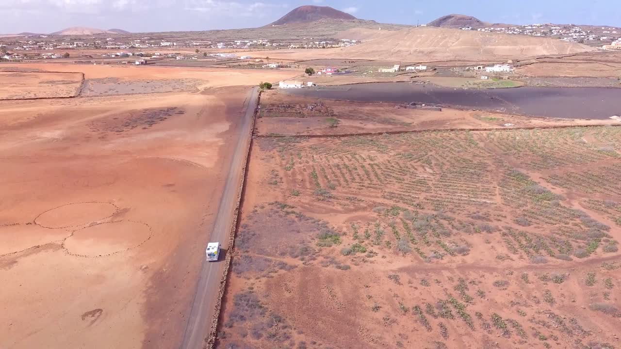 gran autocaravana cruzando el asombroso desierto rojo en fuerteventura, españa