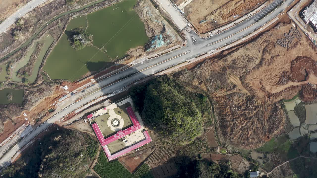 toma aérea de arriba hacia abajo del sitio de construcción de la ciudad en el campo de china