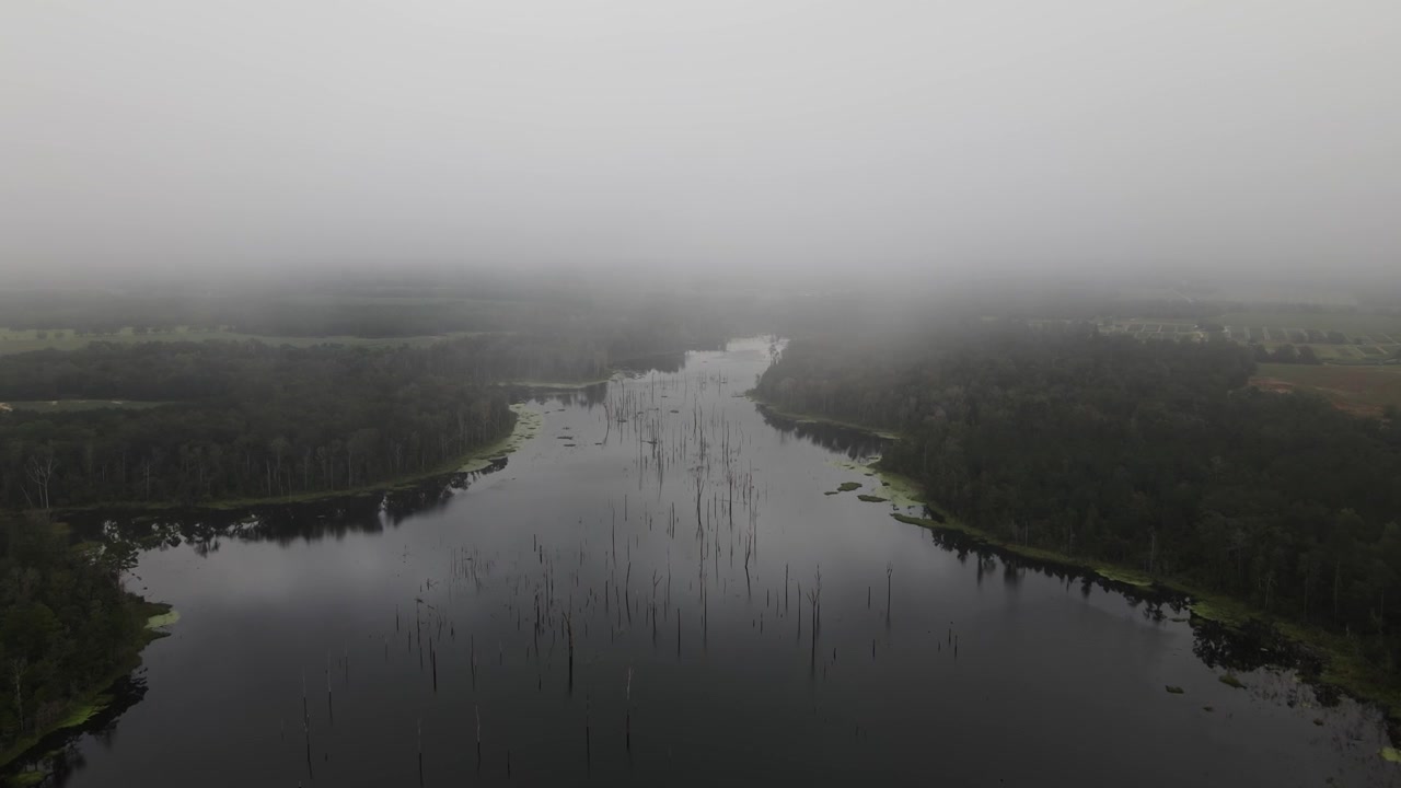 Mlhavý východ slunce nad jezery v chráněném přírodním parku. Letecký záběr z dronu