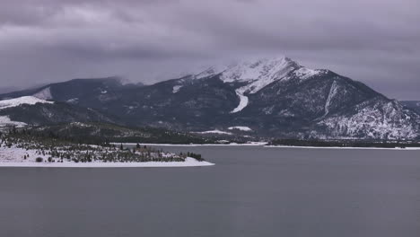 Lago-Dillon-Puerto-Deportivo-Piedra-Angular-Cumbre-Ensenada-Colorado-Antena-Cinematográfico-Zumbido-Nublado-Nevado-Invierno-Mañana-Vista-Frisco-Breckenridge-Silverthorne-Alcance-De-Diez-Millas-Pacífico-Calma-Descongelado-Hielo-Círculo-Izquierda-Movimiento