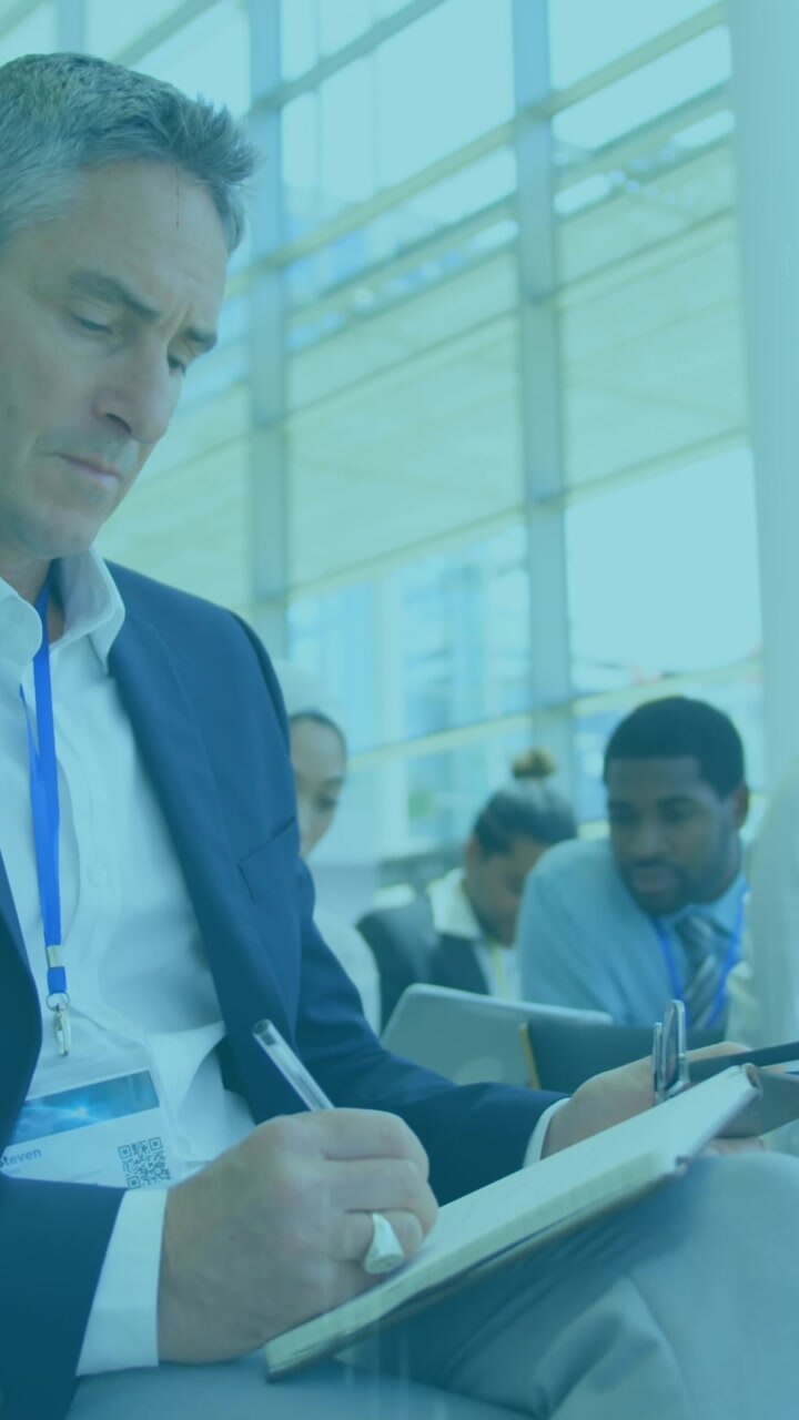 Animazione dell'elaborazione di dati finanziari su diverse persone che lavorano in ufficio