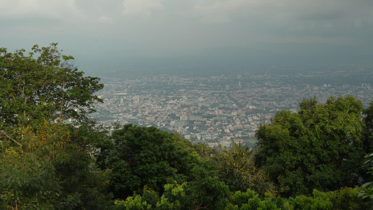 fotografía de alto ángulo de la ciudad de chiang mai visible desde el punto de vista de doi suthep en chiangmai, tailandia en un día nublado