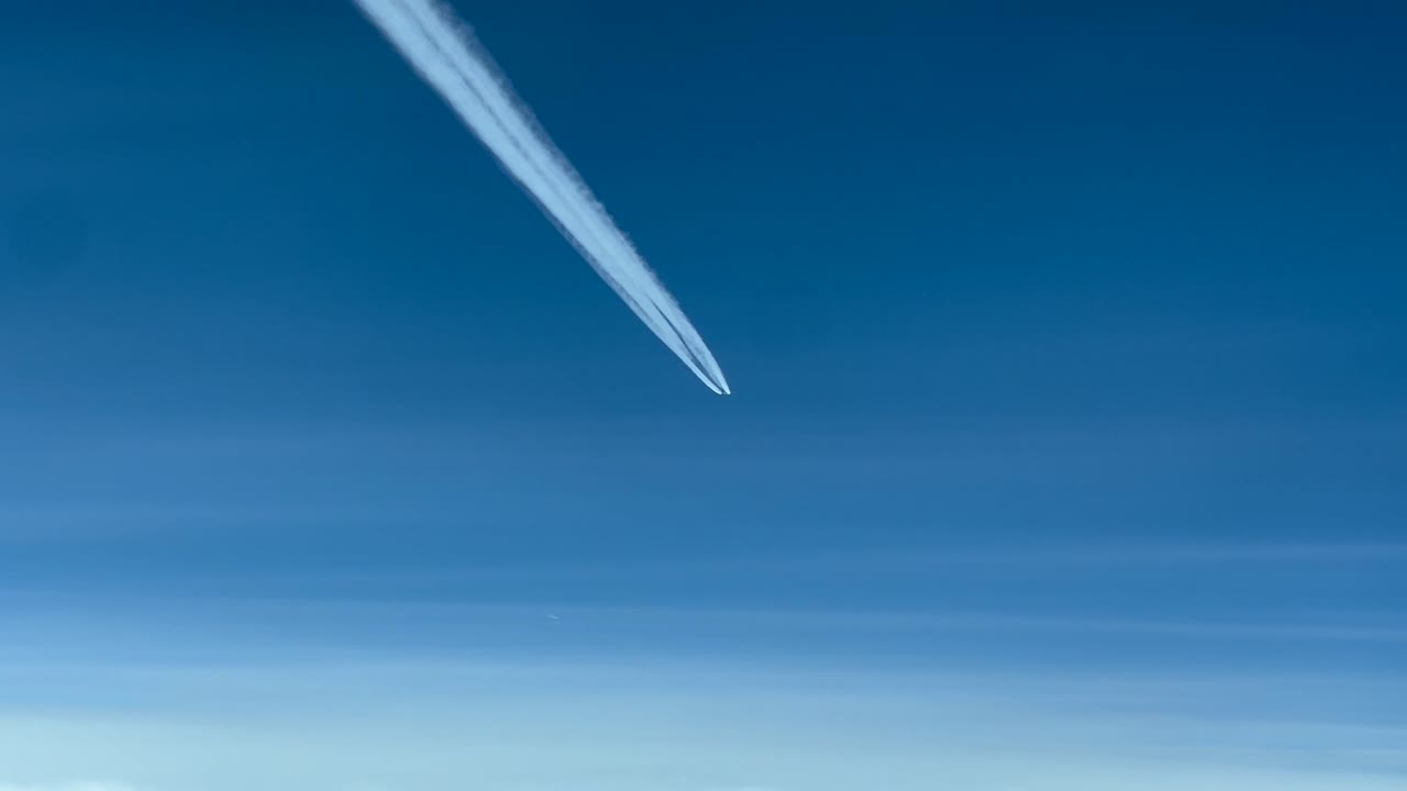 un avión pesado despierta un disparo turbulento de otro avión que vuela detrás muy alto