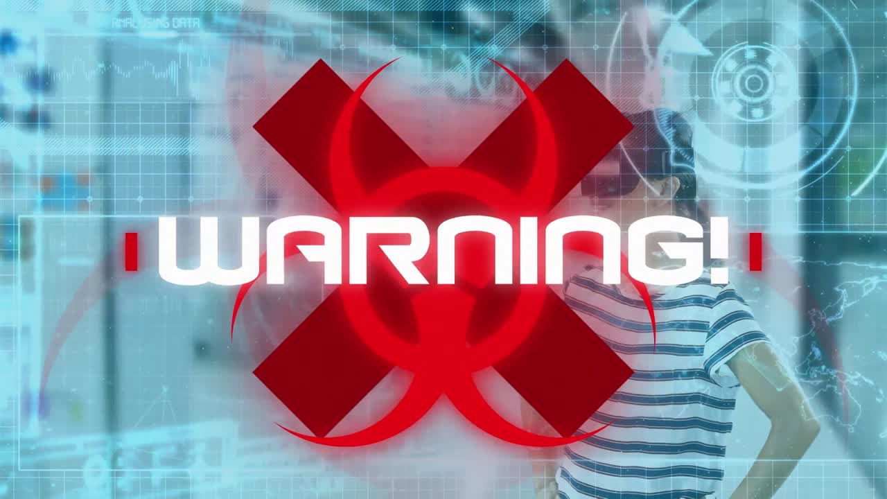 animación del texto de advertencia y procesamiento de datos sobre la mujer que usa auriculares vr