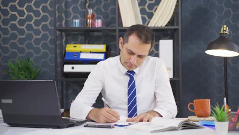 un hombre de negocios deprimido, triste y pensativo.