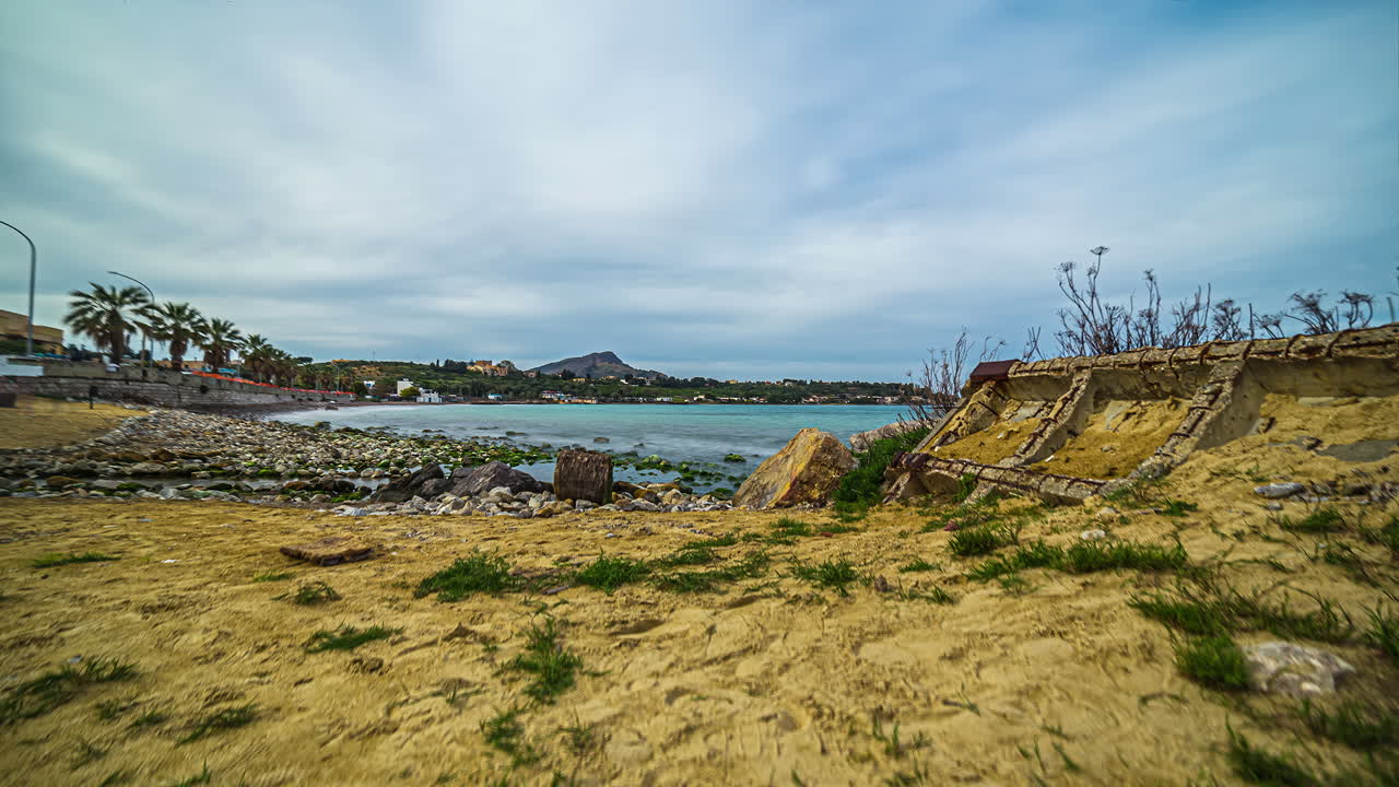 이탈리아의 시칠리아 해변 또는 해안에서 바다 파도와 움직이는 구름의 시간 경과