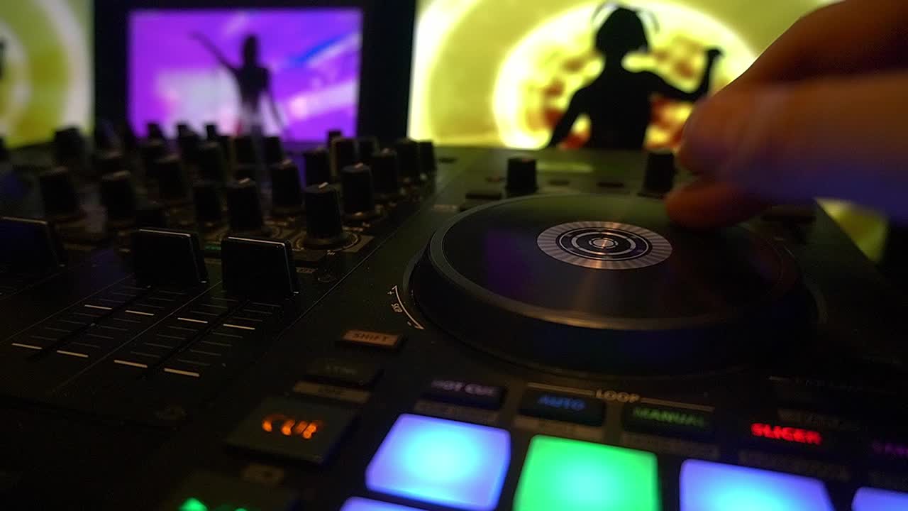 controlador de video dj 4 canales video 3 pantallas parpadeando botones preestablecidos con sihouette sombra gogo bailarines bailando frente a los invitados del club nocturno y animador rascando los tocadiscos digitales 3-4