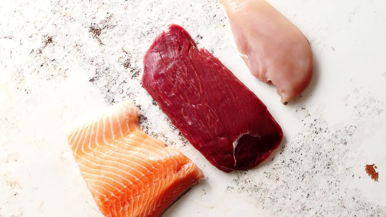 Frisk rå oksebøf, kylling og laksefilet