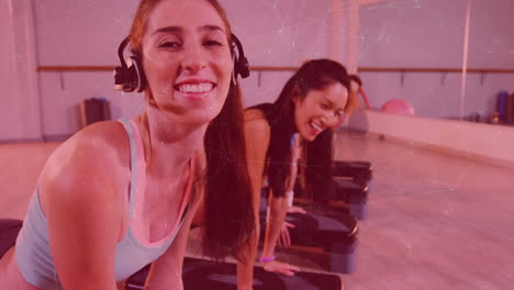 animación del punto de conexión moviéndose sobre sonrientes amigas diversas haciendo ejercicio en el gimnasio