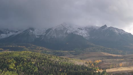 Sereno-Paisaje-Natural,-Montañas-De-Colorado