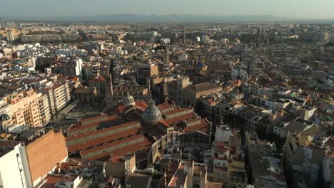 Toma-Aérea-En-órbita-Del-Mercado-Central-De-Valencia-Y-El-Casco-Antiguo,-España