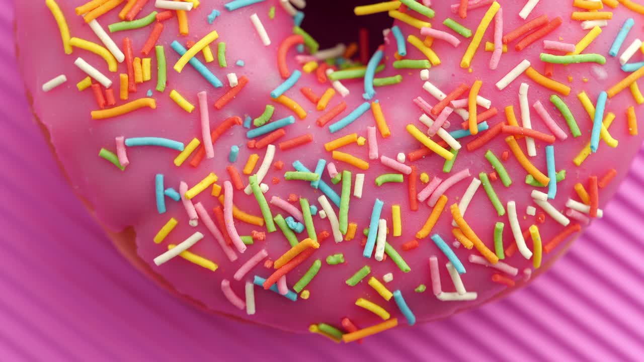 el donut glazado de primer plano.