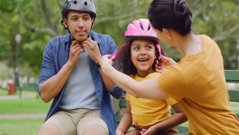una familia feliz y diversa con un casco rosado