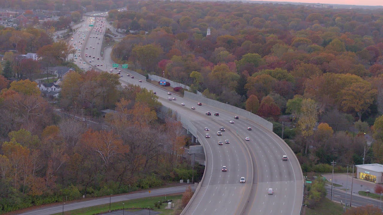st의 ladue를 통해 40번 고속도로를 달리는 자동차