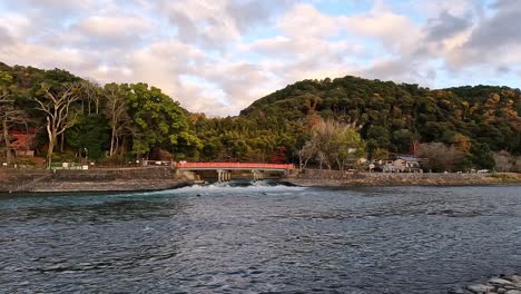 Puente-Rojo-En-Uji,-Kyoto